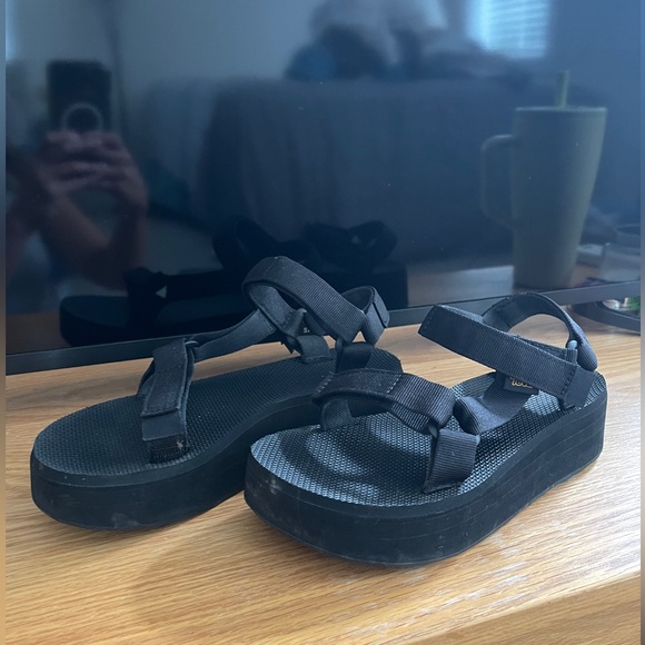 Black Teva Flatform Universal Sandals 🖤 - Picture 2 of 15